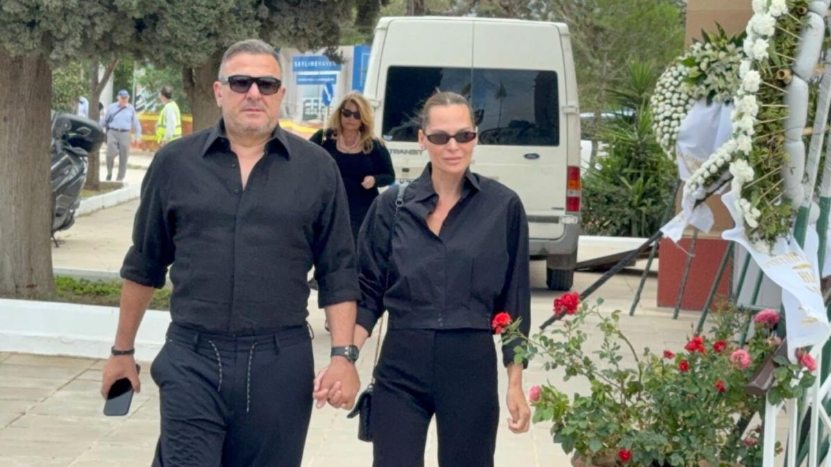 Κηδεία Γωγώς Μαστροκώστα: Τελευταίο αντίο στη δυνατή αυτή γυναίκα στο Ελληνικό 21 Ο Αντώνης Ρέμος με την σύζυγό του