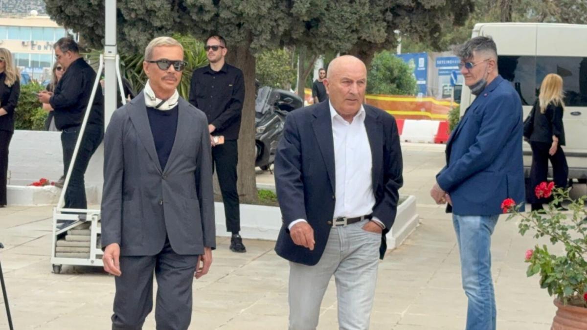 Κηδεία Γωγώς Μαστροκώστα: Τελευταίο αντίο στη δυνατή αυτή γυναίκα στο Ελληνικό 23 Ο Λάκης Γαβαλάς