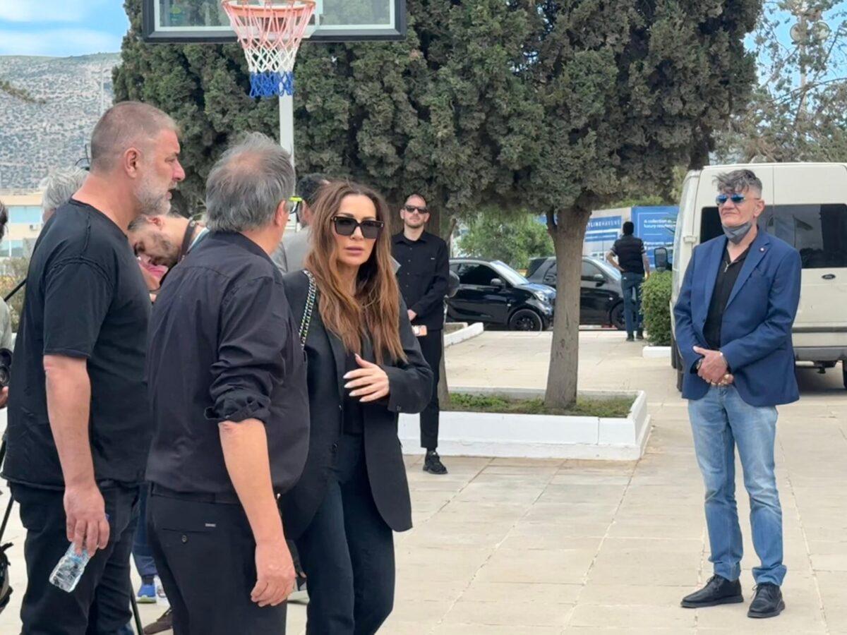 Κηδεία Γωγώς Μαστροκώστα: Τελευταίο αντίο στη δυνατή αυτή γυναίκα στο Ελληνικό 24 Η Δέσποινα Βανδή και ο Βασίλης Μπισμπίκης