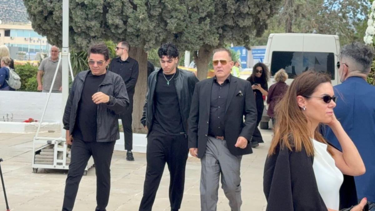 Κηδεία Γωγώς Μαστροκώστα: Τελευταίο αντίο στη δυνατή αυτή γυναίκα στο Ελληνικό 25 Ο Νίκος Κουρκούλης στα αριστερά