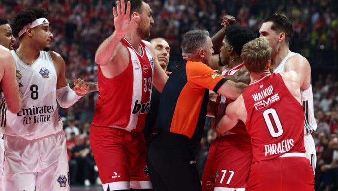 "Αν μπορούσαν θα έμπαιναν στο παρκέ να σφυρίξουν οι Αγγελόπουλοι"! (ΦΩΤΟ)