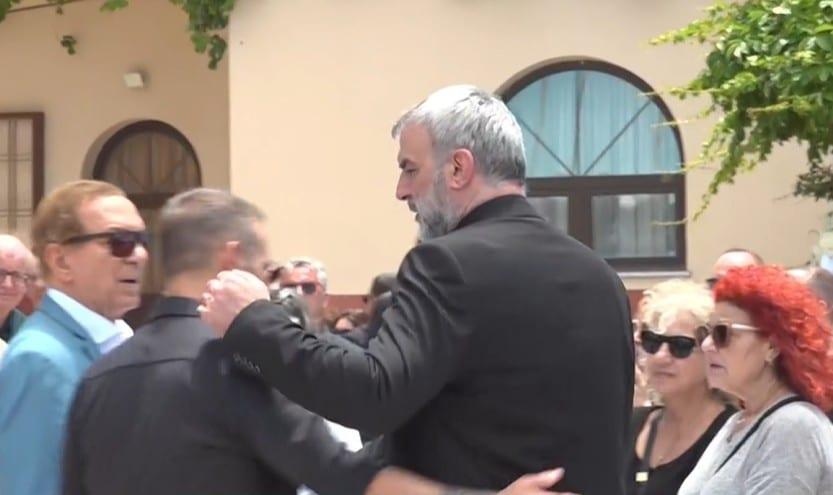 Σπαρακτικό: Η αδελφική αγκαλιά του Ντέμη Νικολαΐδη στον Τραϊανό Δέλλα στην κηδεία της Γωγώς Μαστροκώστα 3 demis