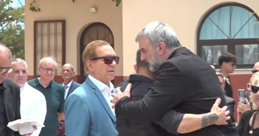 Σπαρακτικό: Η αδελφική αγκαλιά του Ντέμη Νικολαΐδη στον Τραϊανό Δέλλα στην κηδεία της Γωγώς Μαστροκώστα 4 099