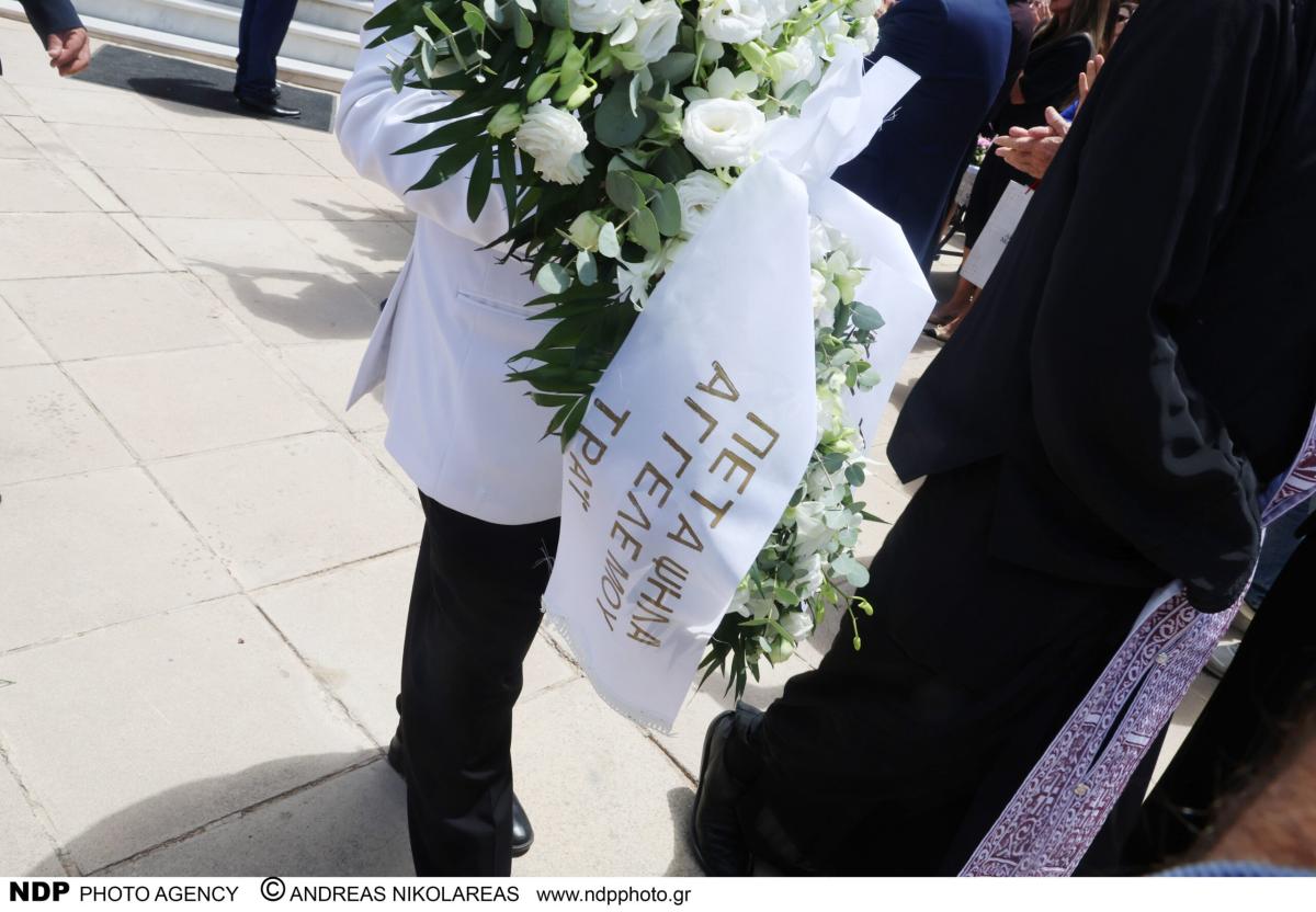 Ραγίζει καρδιές το στεφάνι με τα ροζ λουλούδια της Βικτώριας Δελλά στην κηδεία της μητέρας της 2 2 33 scaled