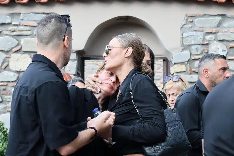 Ελένη Ράντου για Γωγώ Μαστροκώστα: «Τελικά όταν φεύγει κανείς και έχει πάρει τόση αγάπη, φεύγει πλήρης» 3 5203301