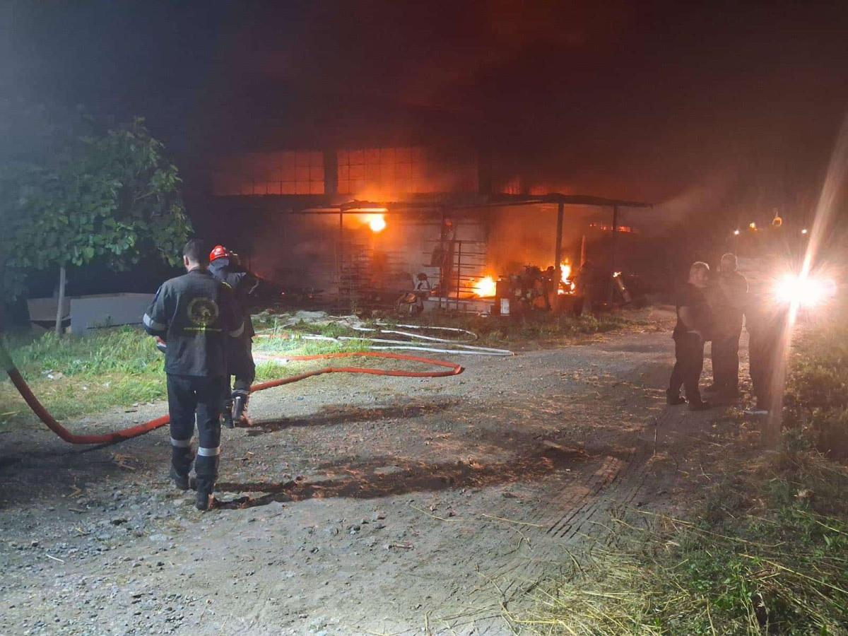 Μεγάλη φωτιά σε επιχείρηση κατασκευής φερέτρων στη Καλαμάτα 5 706581022 836627586185890 5693890284741128819 n