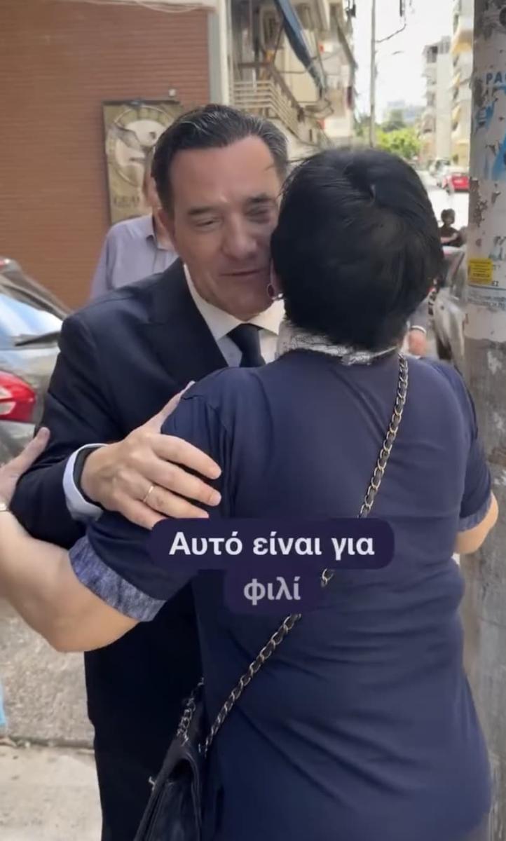 Περαστική γυναίκα σε Άδωνι: «Κούκλος είστε — να σας πω, χάνετε στον φακό» 3 stigmiotypo othonis 2026 05 28 21.58.47