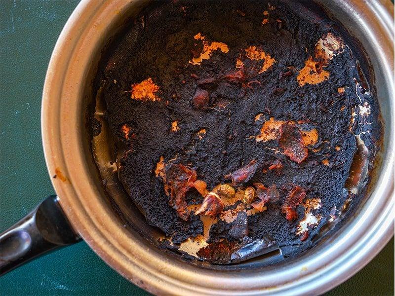 Κατσαρόλα με καμένο φαγητό; – Τι να βάλεις μέσα για να καθαρίσει χωρίς τρίψιμο 1 kameno fagito