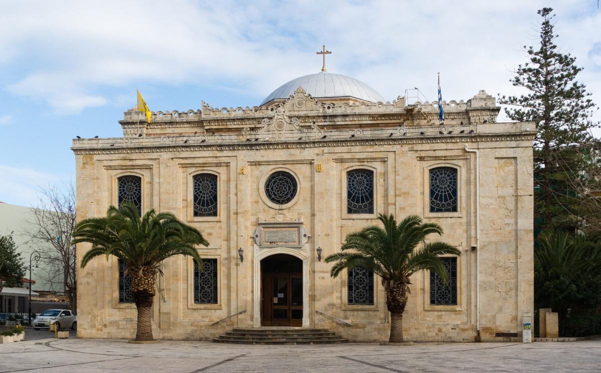 Σοκ: Την έβγαλαν έξω από την εκκλησία επειδή είχε μαζί το σκυλάκι της 1 outside church hagios titos heraklion scaled