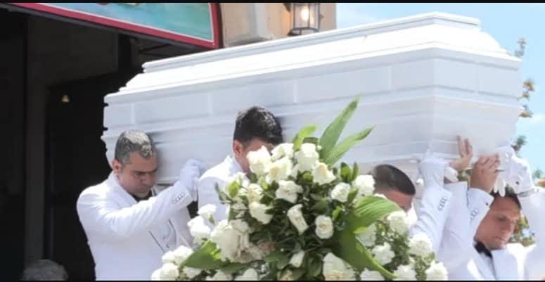 Ντροπή και αίσχος! Η αποτρόπαια φωτογραφία με τη Γωγώ στο φέρετρο που κάνει τον γύρω του διαδικτύου 2 1 491