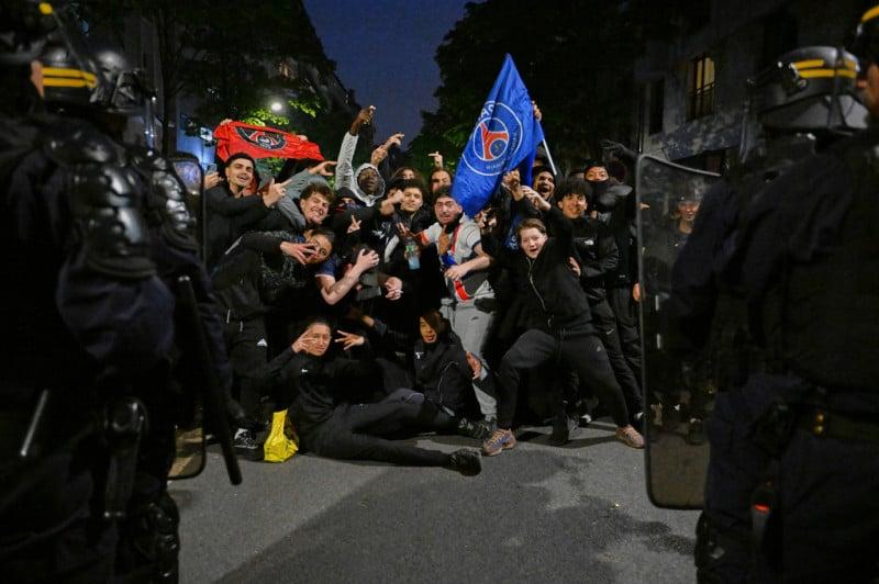 Χάος στο Παρίσι! Απόπειρα επίθεσης σε αστυνομικό τμήμα - Δεκάδες συλλήψεις