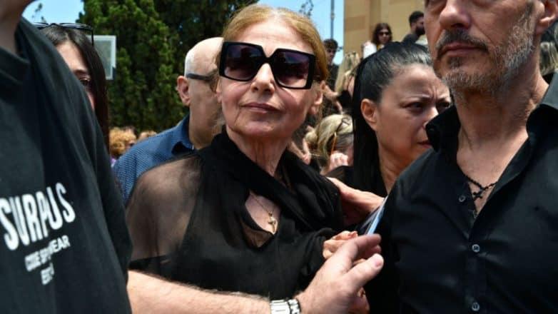 Σπυριδούλα Μαστροκώστα: Όλη τη μέρα στο νεκροταφείο πέρασε το χρυσό ψυχοσάββατο η μητέρα της Γωγώς - Τα σπαρακτικά λόγια πάνω από το μνήμα 3 1 479