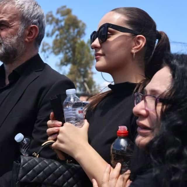 Λύγισε η Βικτώρια στο εννιάμερο μνημόσυνο της Γωγώς: Η υπόσχεση που της έδωσε πάνω από τον τάφο 3 3 122