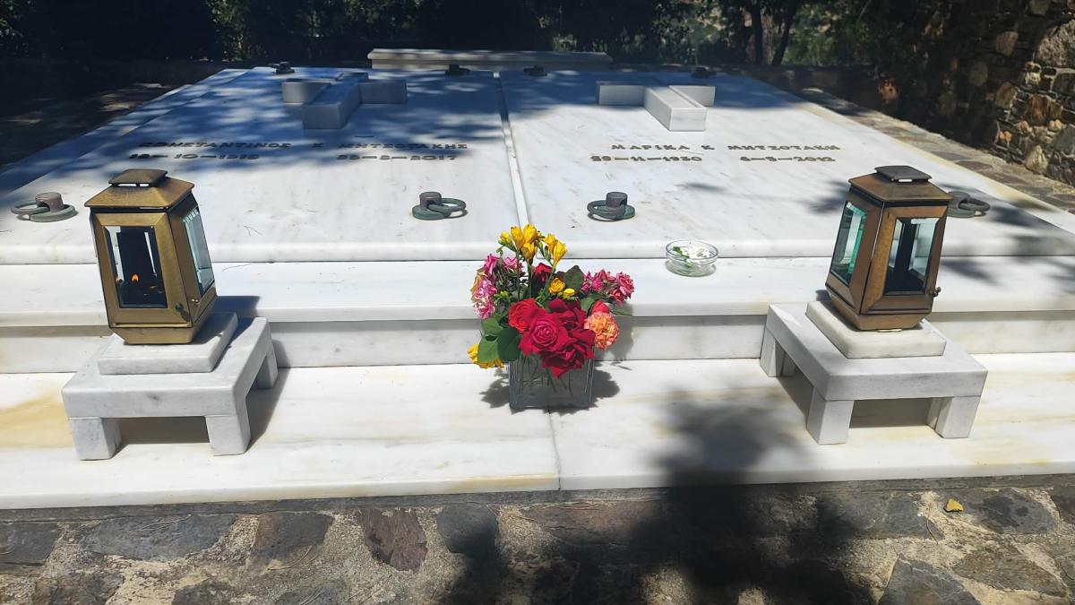 Κυριάκος Μητσοτάκης: Στο κοιμητήριο του Αργουλιδέ για το μνημόσυνο του πατέρα του, Κωνσταντίνου - Τελέστηκε σε στενό κύκλο 3 mnimosino mitsotaki 4