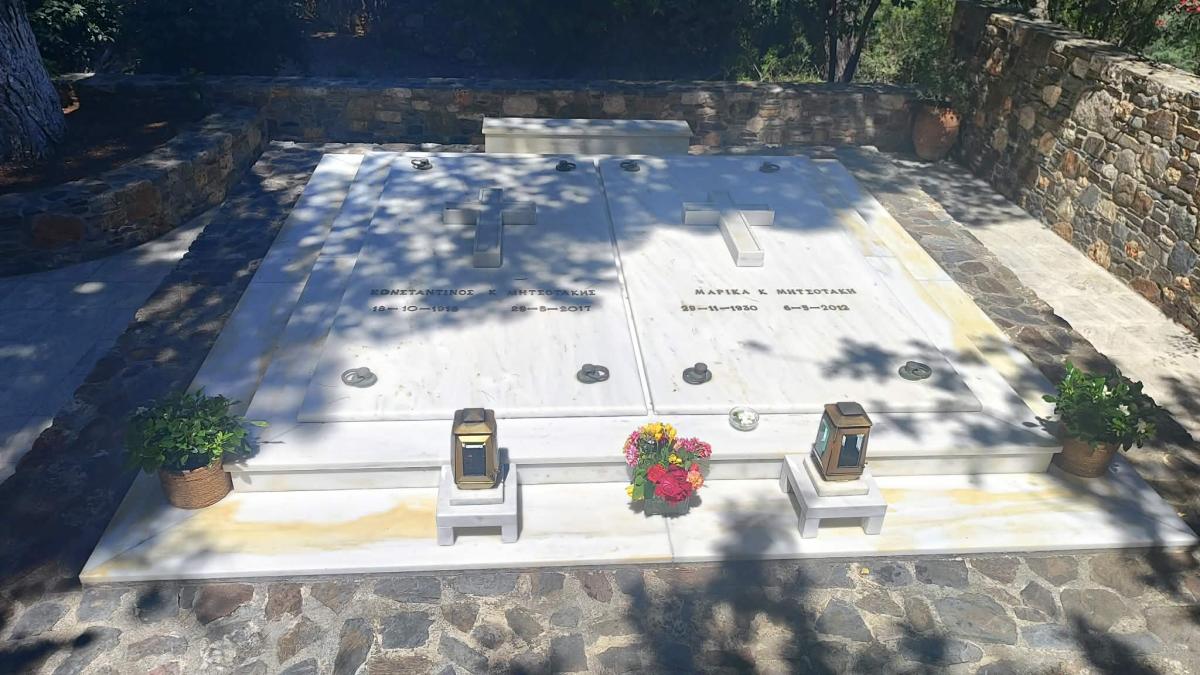 Κυριάκος Μητσοτάκης: Στο κοιμητήριο του Αργουλιδέ για το μνημόσυνο του πατέρα του, Κωνσταντίνου - Τελέστηκε σε στενό κύκλο 4 mnimosino mitsotaki 5