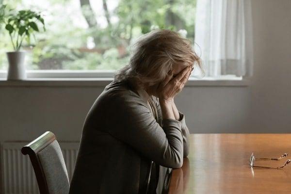 Γιατί μετανιώνω που μετακόμισα σε γηροκομείο: 6 σκληρές αλήθειες που πρέπει να γνωρίζετε 3 unhappy old caucasian woman sit