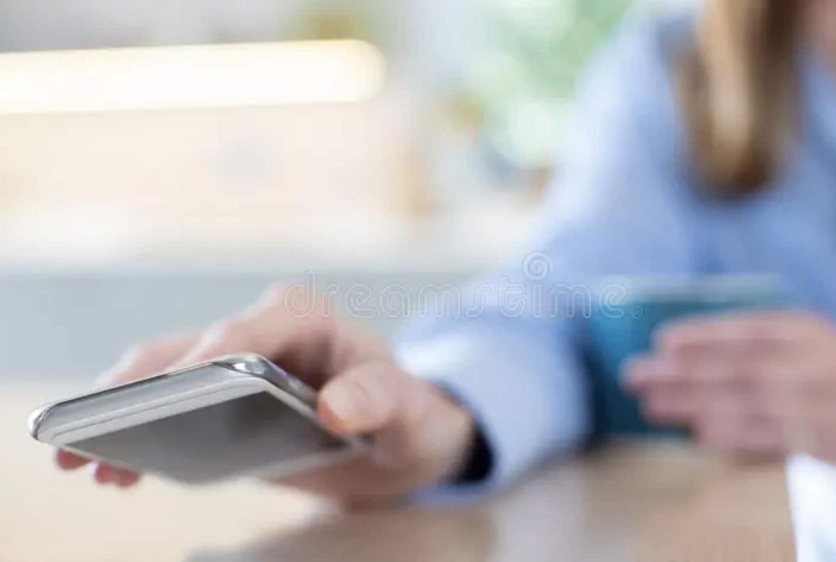 Γιατί πρέπει να αφήνουμε το τηλέφωνό μας στραμμένο προς τα κάτω 1 stigmiotypo othonis 2025 09 28 04.40.16