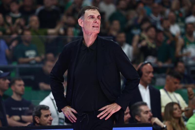 Απάντησε με χειρονομία σε υβριστικό σύνθημα στο ΟΑΚΑ ο Μπαρτζώκας (ΒΙΝΤΕΟ)