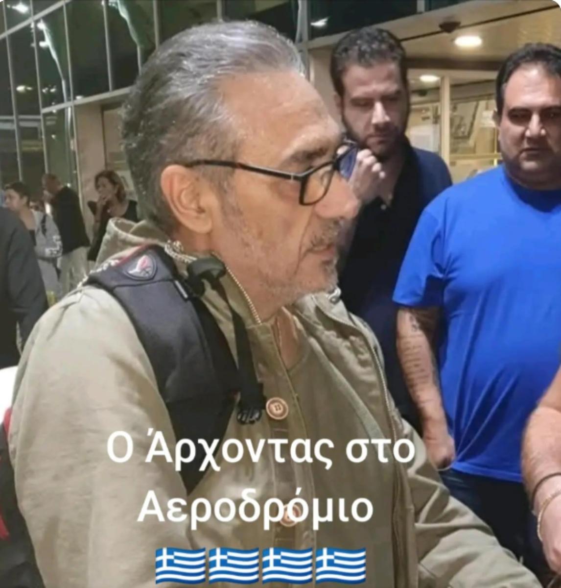 Μοιάζει πιο «Άρχοντας» από πότε: Διέρρευσε φωτογραφία του Νότη Σφακιανάκη από το αεροδρόμιο 1 notis1