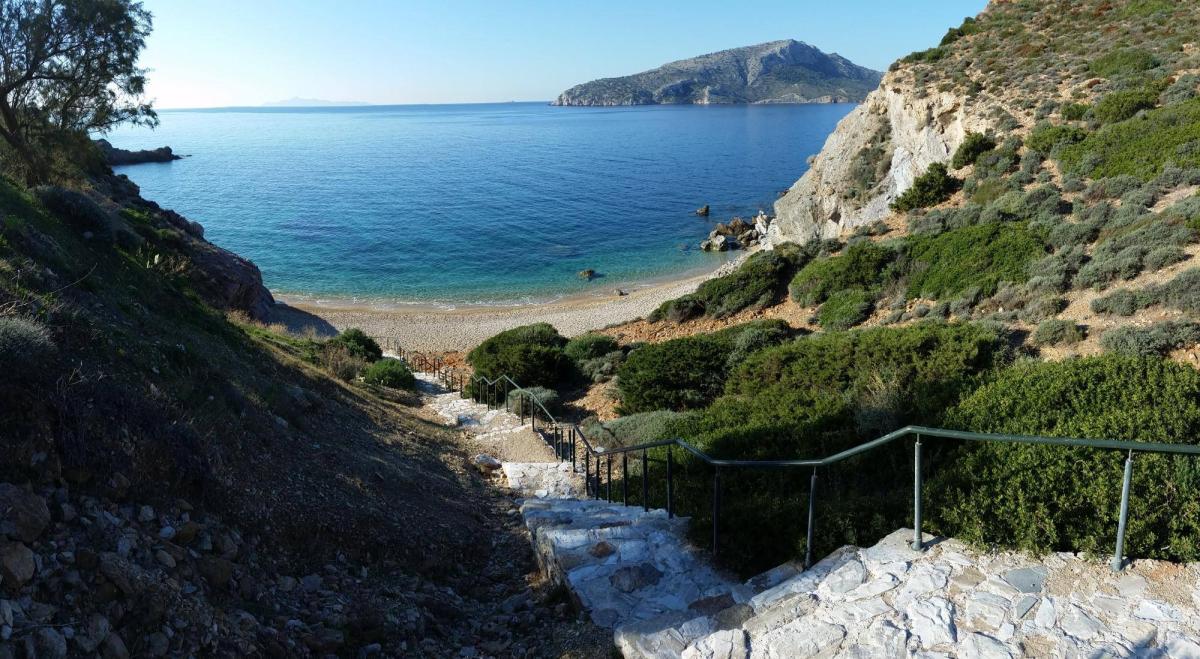 Την ξέρουν ελάχιστοι: Η παραμυθένια παραλία της Αττικής που σε ταξιδεύει στις Κυκλάδες 2 inside2