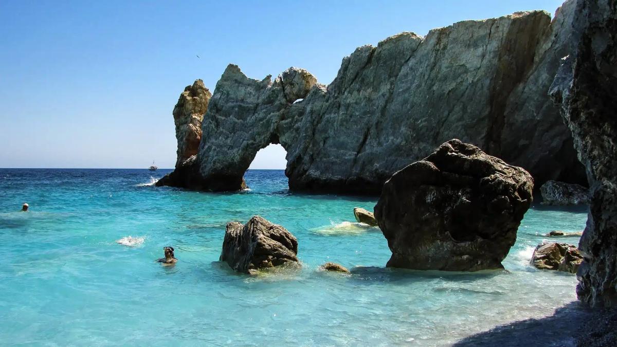 Οι 7 πιο επικίνδυνες παραλίες της Ελλάδας - Κάνεις το σταυρό σου και βουτάς 2 lalari