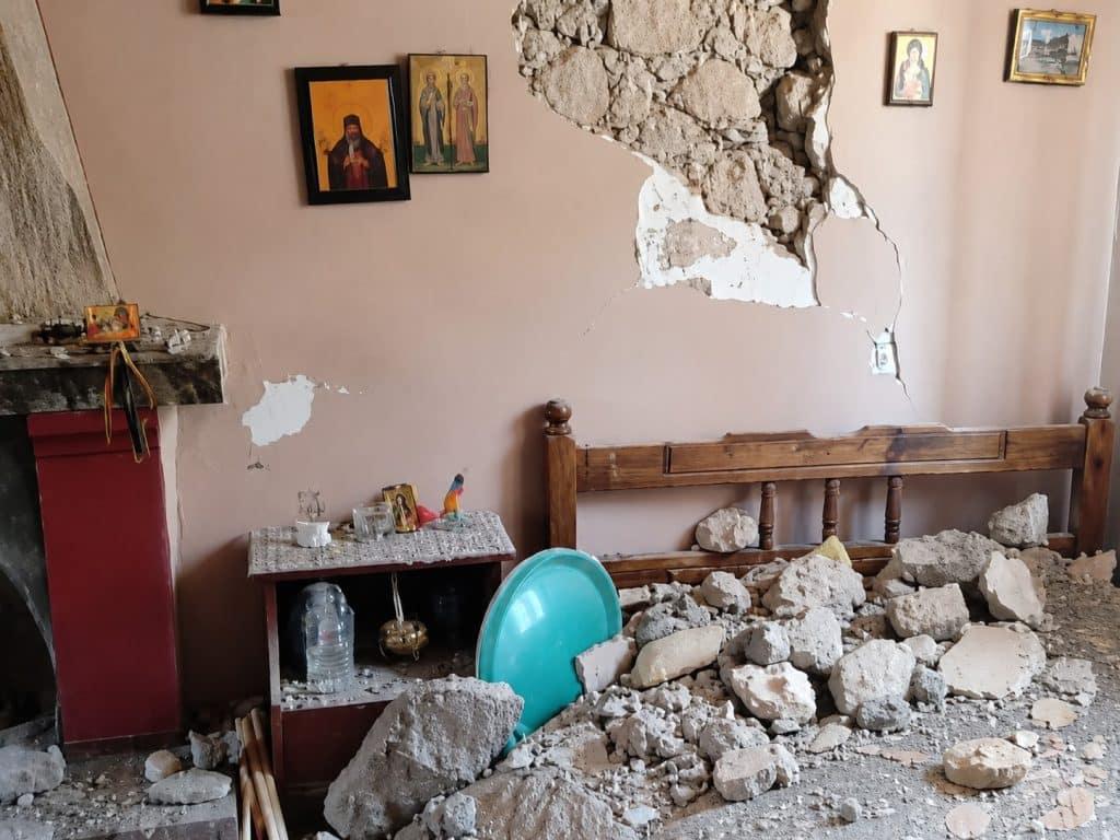 Σεισμοί στην Εύβοια: Διακόπηκε από τα Ρίχτερ βάπτιση, έπαθε ζημιές η εκκλησία – Κατέρρευσε εγκαταλελειμμένο κτίριο 2 seismos evoia 1024x768 1