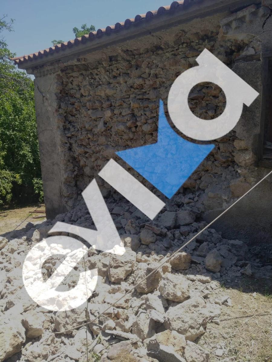 Σεισμοί στην Εύβοια: Διακόπηκε από τα Ρίχτερ βάπτιση, έπαθε ζημιές η εκκλησία – Κατέρρευσε εγκαταλελειμμένο κτίριο 4 2