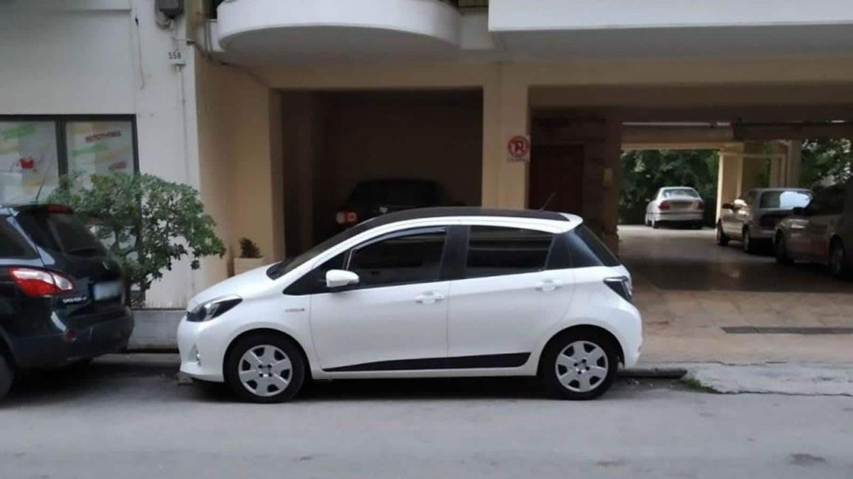 Ποιος έχει δικαίωμα στη θέση μπροστά από το γκαράζ; Η ΠΟΜΙΔΑ δίνει την απάντηση 2 paranomi stathmeusi 1