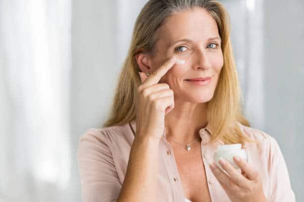 Πώς να φροντίσετε το δέρμα που γερνάει 4 istockphoto 994813508 612x612 1