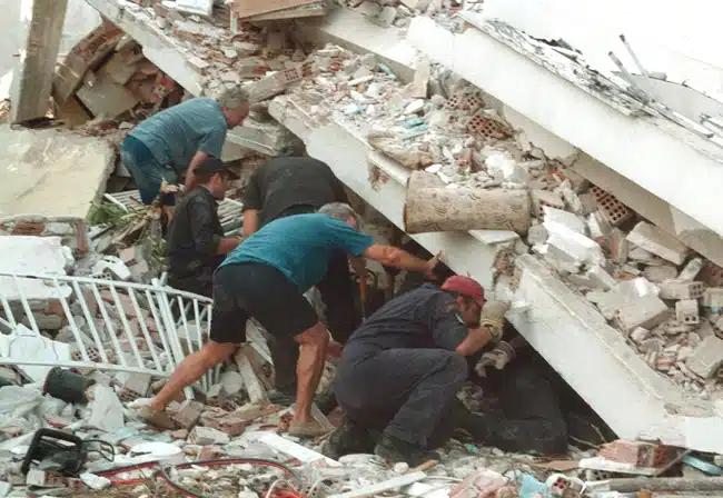 24 ώρες θαμμένος στα ερείπια: Ο 10χρονος Τζαννής σώθηκε στον σεισμό του 1999 χάρη στην αυτοθυσία του πατέρα του 1