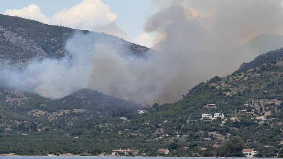 Φωτιά στο Λουτράκι - Καίει δίπλα στη Λίμνη Βουλιαγμένης 1 loutraki korinthias 1