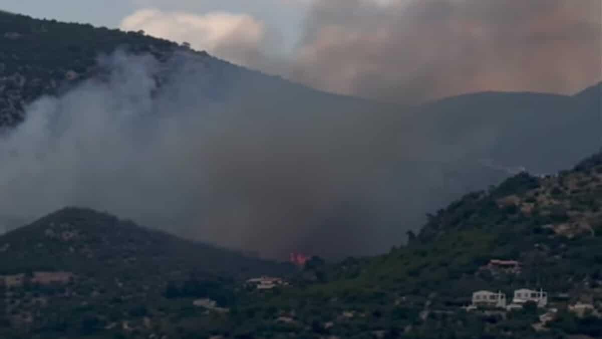 Φωτιά στο Λουτράκι - Καίει δίπλα στη Λίμνη Βουλιαγμένης 3 fotialoutraki 1200x675 1