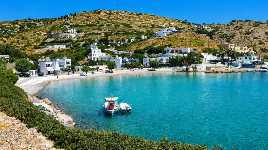 Φρέσκο ψάρι, δωμάτια στο κύμα, απόλυτη χαλάρωση: Το νησί που αποδεικνύει ότι φθηνές διακοπές υπάρχουν ακόμα 1 menshouse 20260608152201 543111 1024x575 1