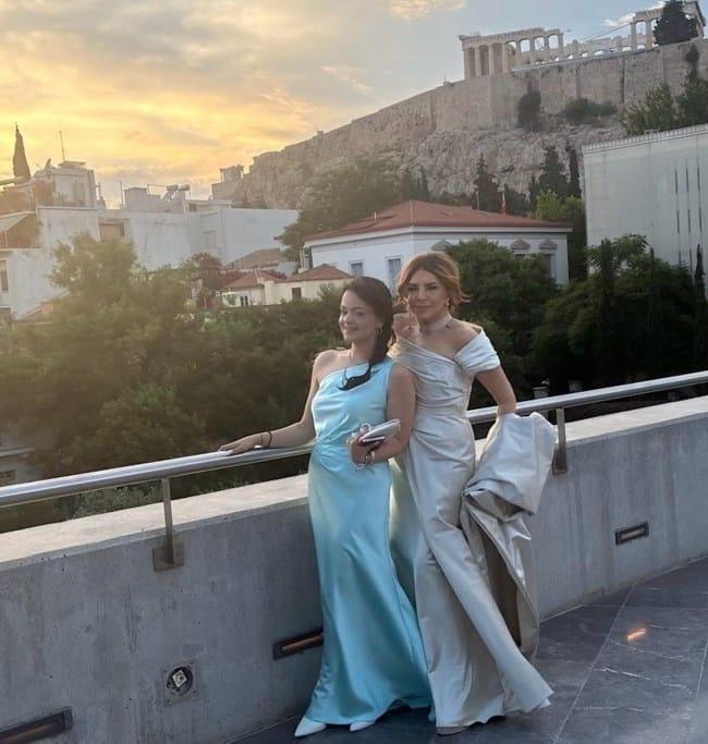 Μιμή Ντενίση: Κούκλες μάνα και κόρη - Με τουαλέτα η Μαριτίνα λίγο πριν ντυθεί νύφη 1 3f7638f0e9bd4e869ea25bb4ca8c4f14