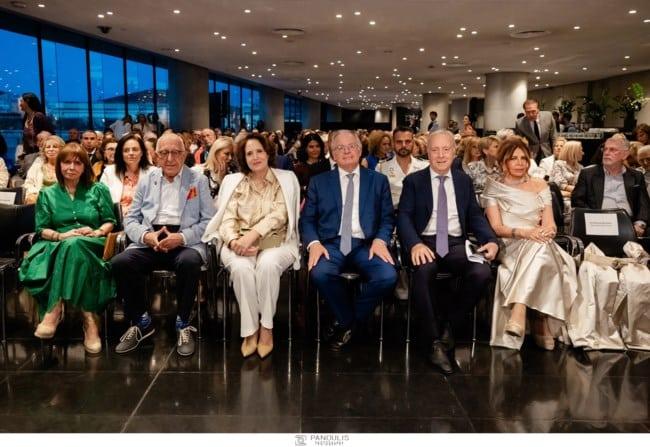 Μιμή Ντενίση: Κούκλες μάνα και κόρη - Με τουαλέτα η Μαριτίνα λίγο πριν ντυθεί νύφη 5 ae9edf2daa8e445d82d927d88d6dd6d0