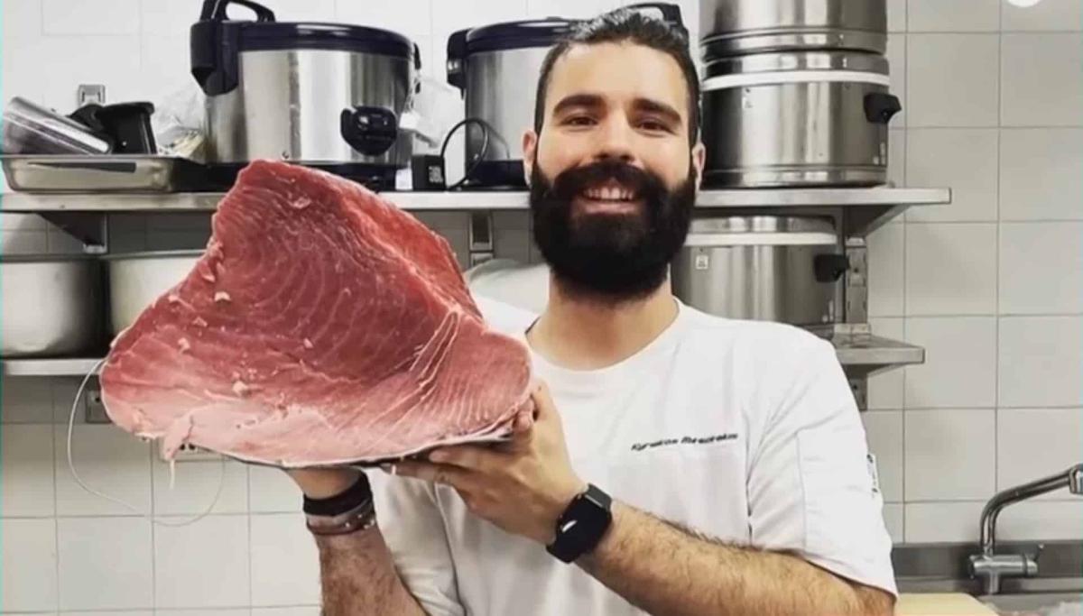 Ο σεφ Κυριάκος Μητσοτάκης εξηγεί πώς είναι να έχεις... ίδιο ονοματεπώνυμο με τον πρωθυπουργό! - «Ανοίγουν οι πόρτες σε δημόσιες υπηρεσίες και μπουζούκια» 2 mitsotakis chef