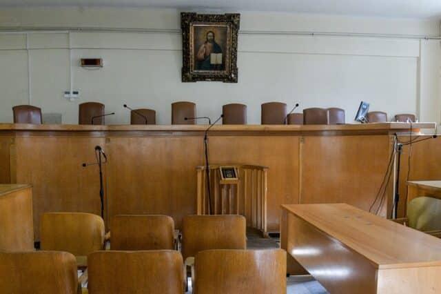 Πατέρας δικάστηκε και αθωώθηκε γιατί αποκοιμήθηκε δίπλα στην 9χρονη κόρη του, τον κατήγγειλε η πρώην σύζυγός του 3 dikastiria 640x426 1
