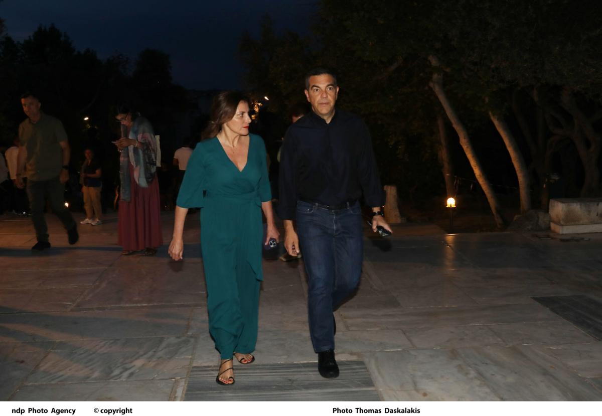 Ο Αλέξης Τσίπρας και η Μπέττυ Μπαζιάνα στην παράσταση του Σταμάτη Κραουνάκη στο Ηρώδειο 1 Η Μπέττυ Μπαζιάνα και ο Αλέξης Τσίπρα