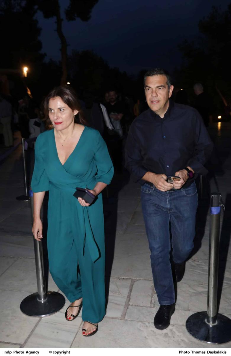 Όλοι γύρισαν να κοιτάξουν την εντυπωσιακή Μπέττυ Μπαζιάνα στο πλευρό του Τσίπρα στο στο Ηρώδειο 1 4 7 scaled