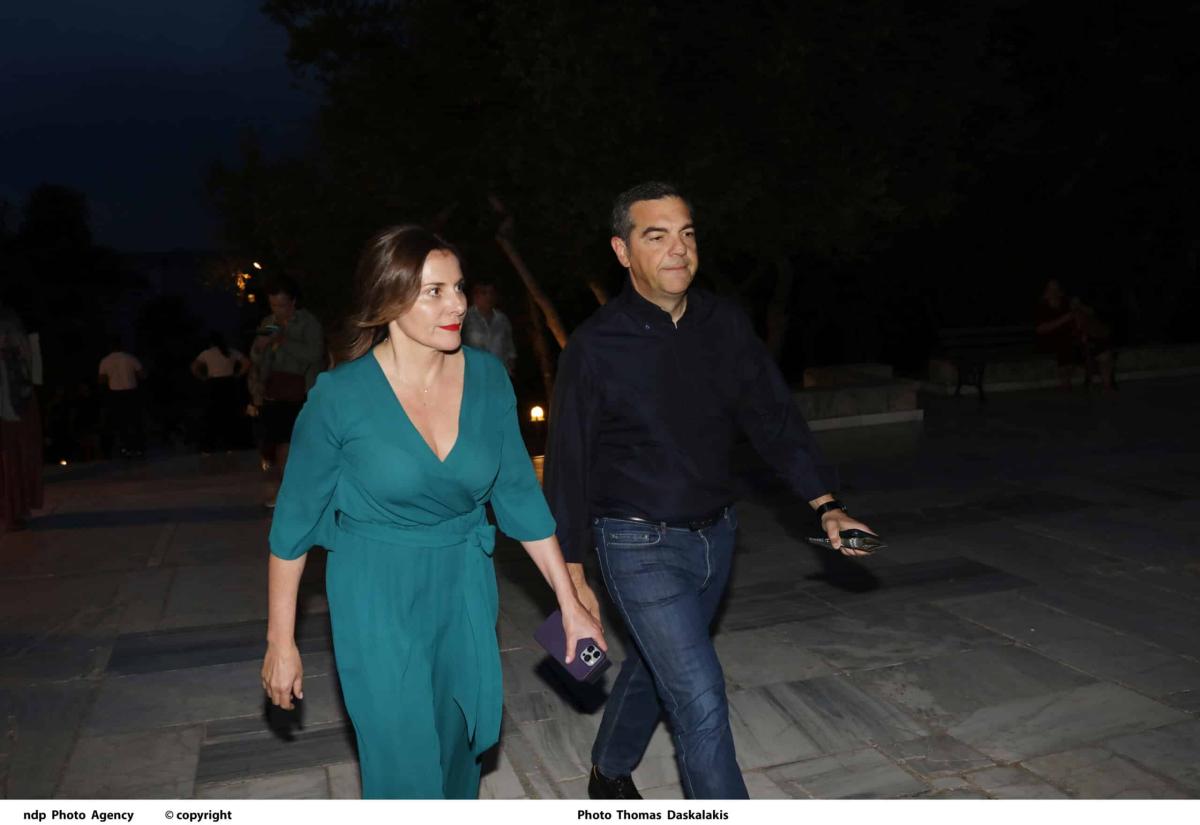 Όλοι γύρισαν να κοιτάξουν την εντυπωσιακή Μπέττυ Μπαζιάνα στο πλευρό του Τσίπρα στο στο Ηρώδειο 2 2 15 scaled