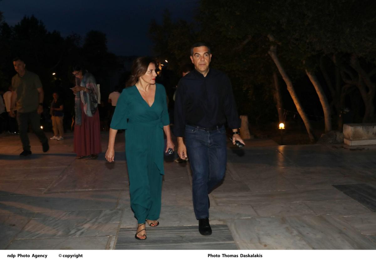 Όλοι γύρισαν να κοιτάξουν την εντυπωσιακή Μπέττυ Μπαζιάνα στο πλευρό του Τσίπρα στο στο Ηρώδειο 3 3 8 scaled