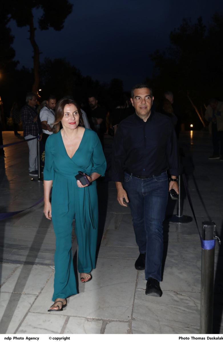 Όλοι γύρισαν να κοιτάξουν την εντυπωσιακή Μπέττυ Μπαζιάνα στο πλευρό του Τσίπρα στο στο Ηρώδειο 4 1 43 scaled