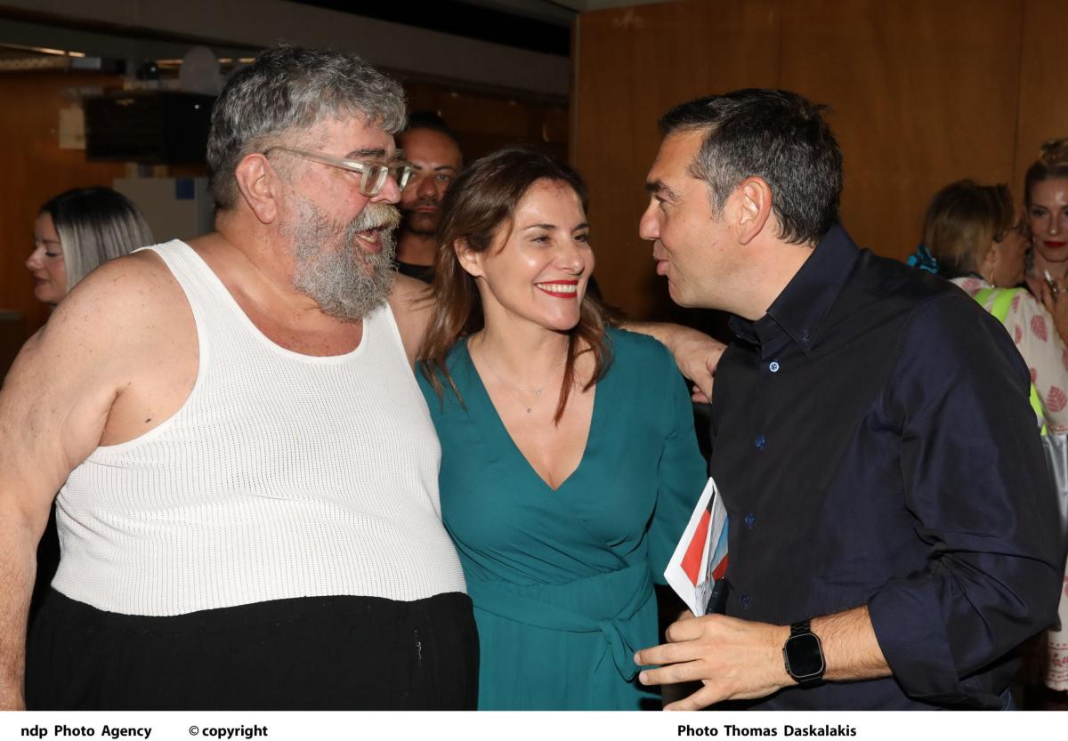 Όλοι γύρισαν να κοιτάξουν την εντυπωσιακή Μπέττυ Μπαζιάνα στο πλευρό του Τσίπρα στο στο Ηρώδειο 9 4 8 scaled