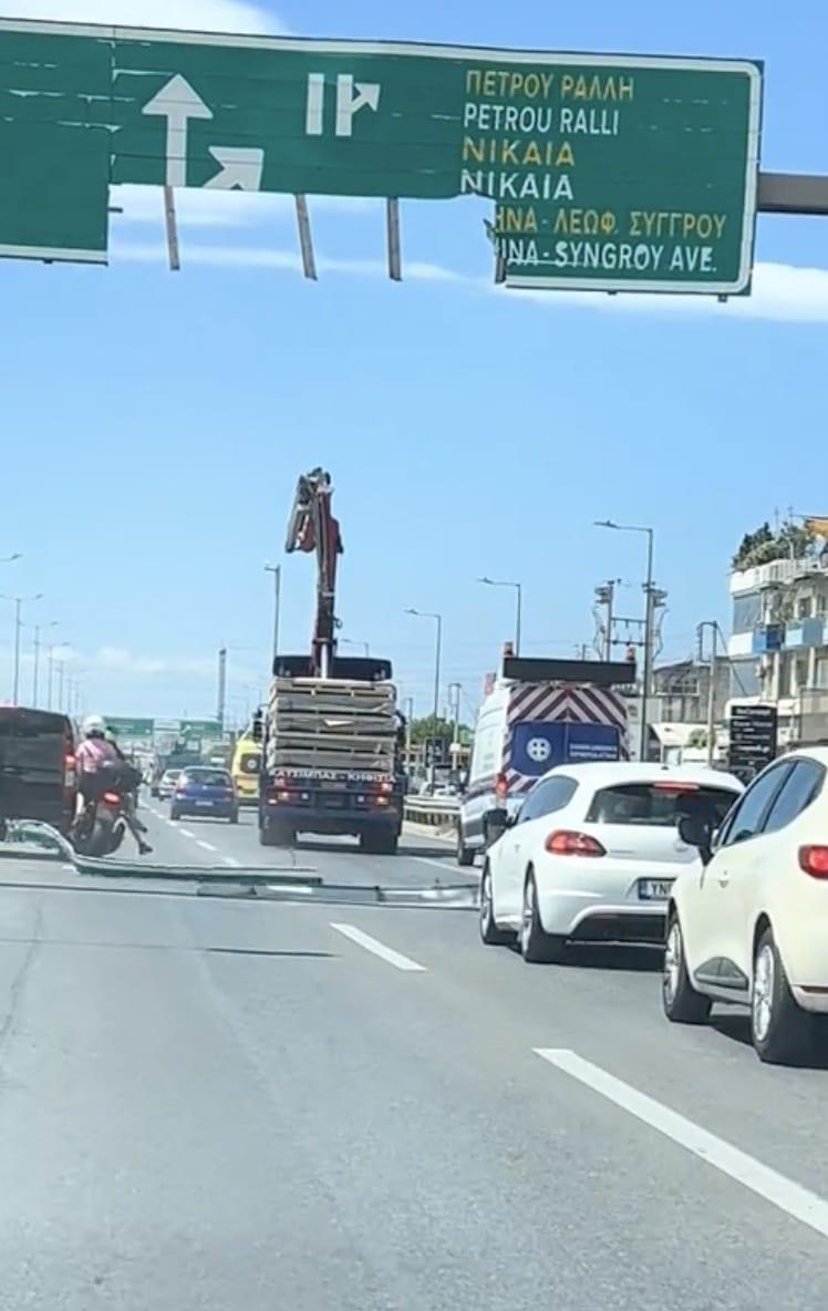 Κηφισός: Βίντεο με ζευγάρι να γλιτώνει από κομμάτια πινακίδας, που «ξηλώθηκε» από γερανό 1 stigmiotypo othonis 2026 06 13 16.38.21