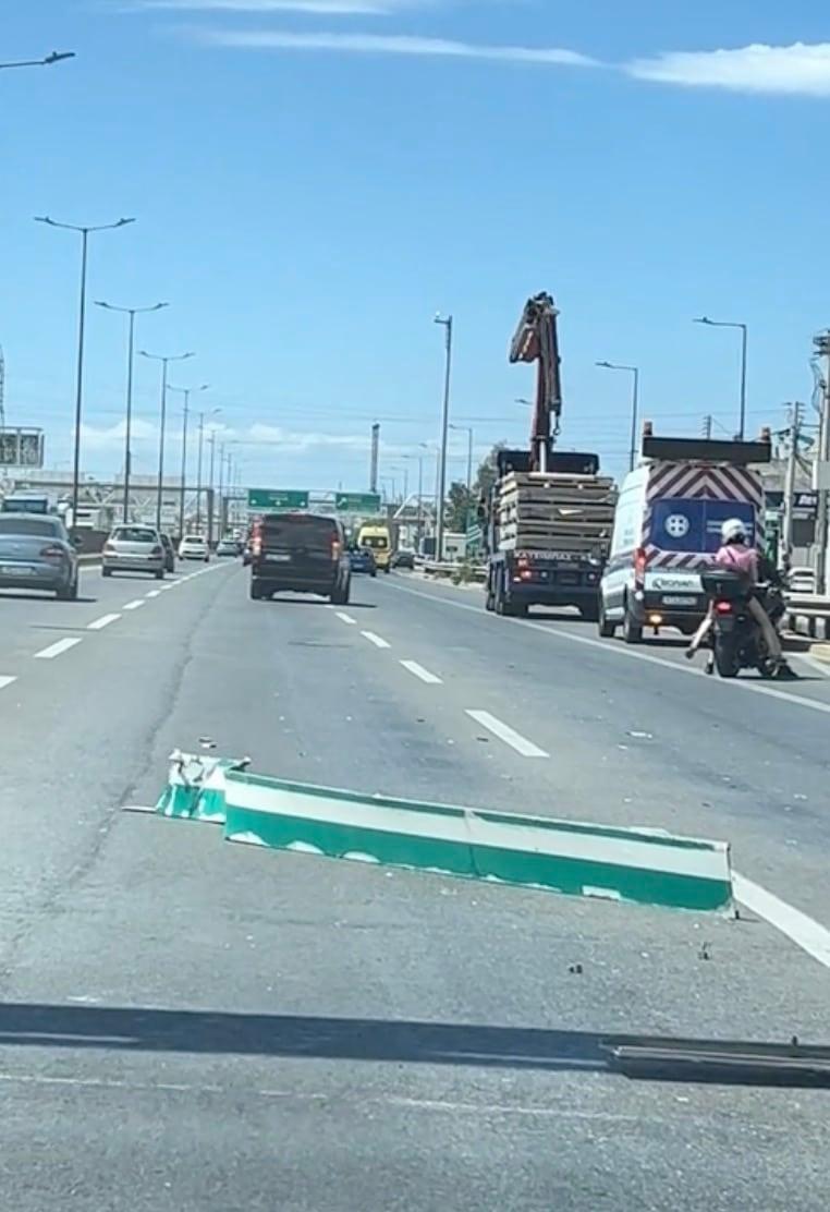 Κηφισός: Βίντεο με ζευγάρι να γλιτώνει από κομμάτια πινακίδας, που «ξηλώθηκε» από γερανό 2 stigmiotypo othonis 2026 06 13 16.38.07