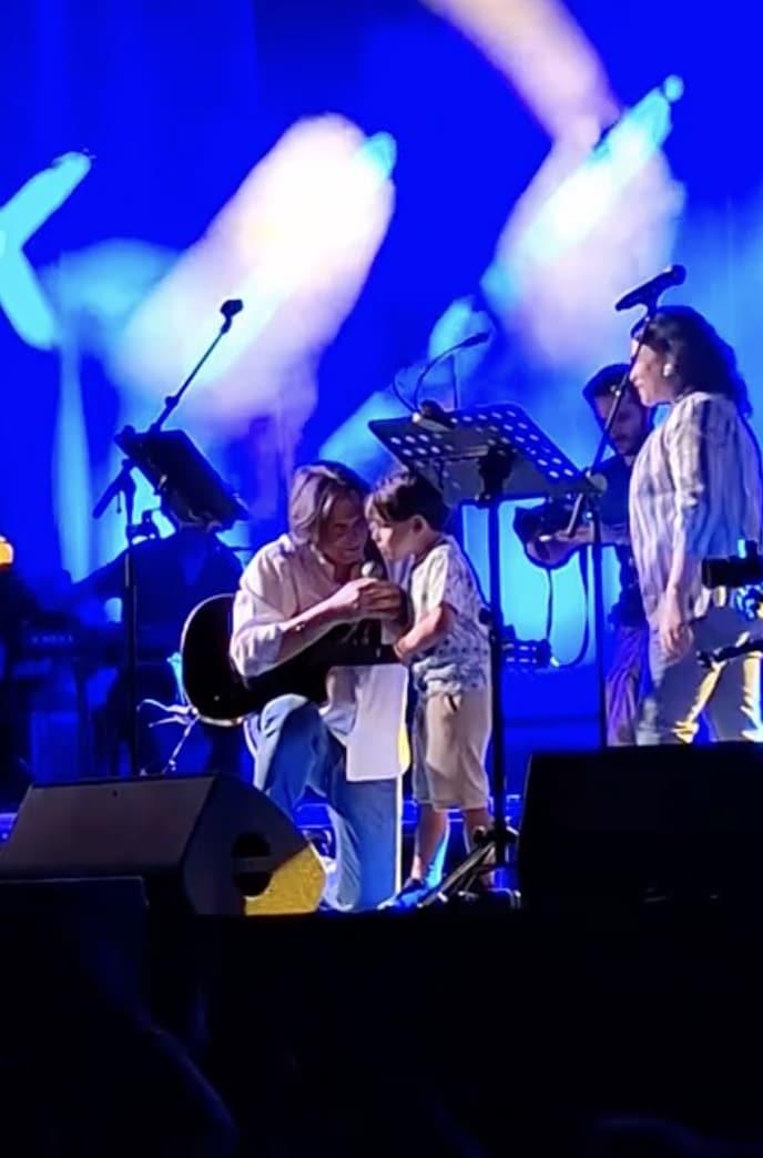Συγκίνηση και χειροκρότημα - Ο Γιάννης Κότσιρας έδωσε το μικρόφωνο σε τυφλό παιδάκι που ερμήνευσε το «Κάθε φορά» 1 stigmiotypo othonis 2026 06 13 20.27.22