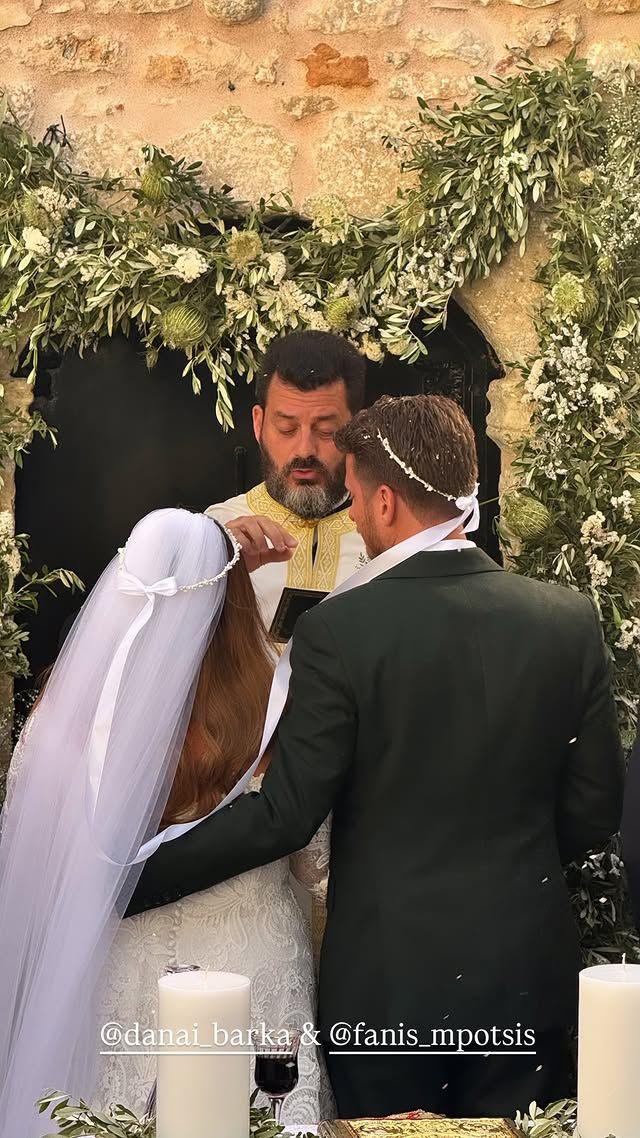 Παντρεύτηκε η Δανάη Μπάρκα με τον Φάνη Μπότση - Το τρυφερό φιλί στην εκκλησία 2 2 17