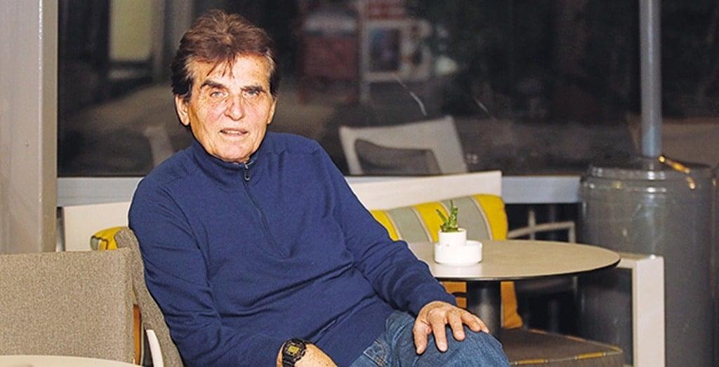 Ο τραγουδιστής που έκανε μια μεγάλη επιτυχία με τραγούδι εμπνευσμένο από τον Ελύτη και μετά έγινε ψάλτης 4 mg 0702