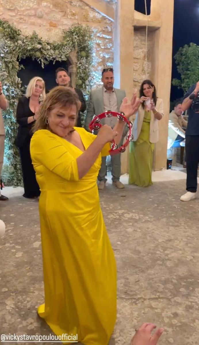 Δανάη Μπάρκα: Ο ξέφρενος χορός της Βίκυς Σταυροπούλου στον γάμο της κόρης της με άρωμα «Είσαι το Ταίρι Μου» 1 stigmiotypo othonis 2026 06 14 13.46.33