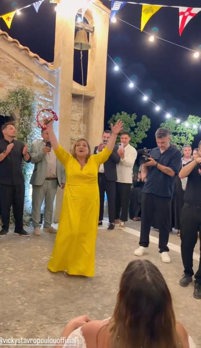 Δανάη Μπάρκα: Ο ξέφρενος χορός της Βίκυς Σταυροπούλου στον γάμο της κόρης της με άρωμα «Είσαι το Ταίρι Μου» 2 stigmiotypo othonis 2026 06 14 13.46.40
